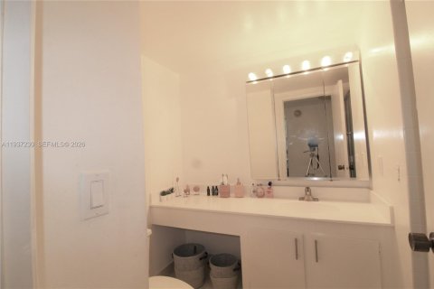 Copropriété à vendre à Hallandale Beach, Floride: 2 chambres, 118.91 m2 № 1999261 - photo 18