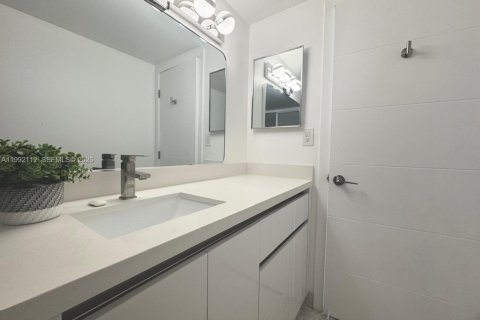Condominio en alquiler en Hollywood, Florida, 2 dormitorios, 117.99 m2 № 2052654 - foto 16