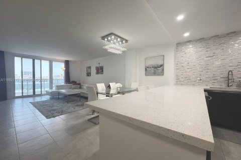 Condominio en alquiler en Hollywood, Florida, 2 dormitorios, 117.99 m2 № 2052654 - foto 3