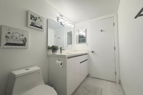 Condominio en alquiler en Hollywood, Florida, 2 dormitorios, 117.99 m2 № 2052654 - foto 17