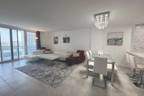 Condominio en alquiler en Hollywood, Florida, 2 dormitorios, 117.99 m2 № 2052654 - foto 9