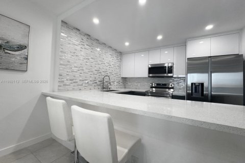 Condominio en alquiler en Hollywood, Florida, 2 dormitorios, 117.99 m2 № 2052654 - foto 2