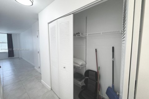 Condominio en alquiler en Hollywood, Florida, 2 dormitorios, 117.99 m2 № 2052654 - foto 20