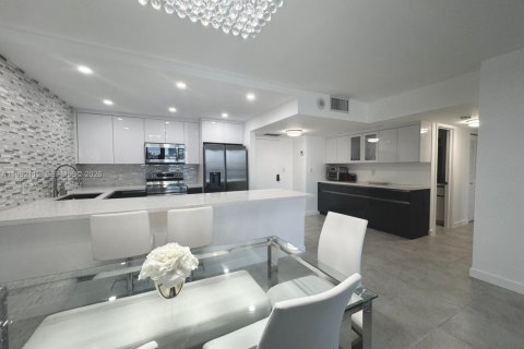 Condominio en alquiler en Hollywood, Florida, 2 dormitorios, 117.99 m2 № 2052654 - foto 6