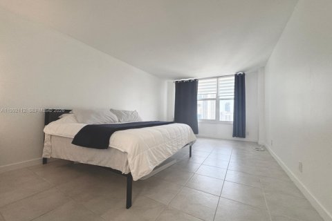 Condominio en alquiler en Hollywood, Florida, 2 dormitorios, 117.99 m2 № 2052654 - foto 13