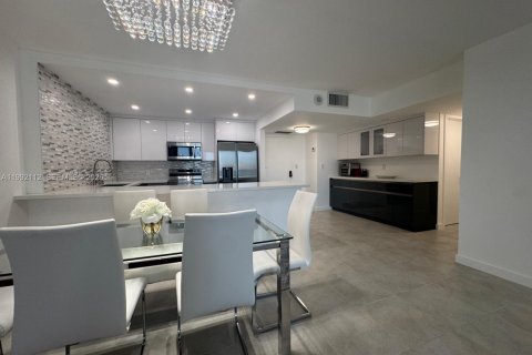 Condominio en alquiler en Hollywood, Florida, 2 dormitorios, 117.99 m2 № 2052654 - foto 8