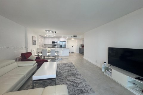 Condominio en alquiler en Hollywood, Florida, 2 dormitorios, 117.99 m2 № 2052654 - foto 11