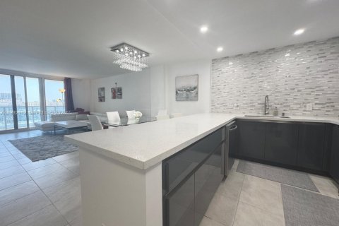 Condominio en Hollywood, Florida, 2 dormitorios  № 2052654