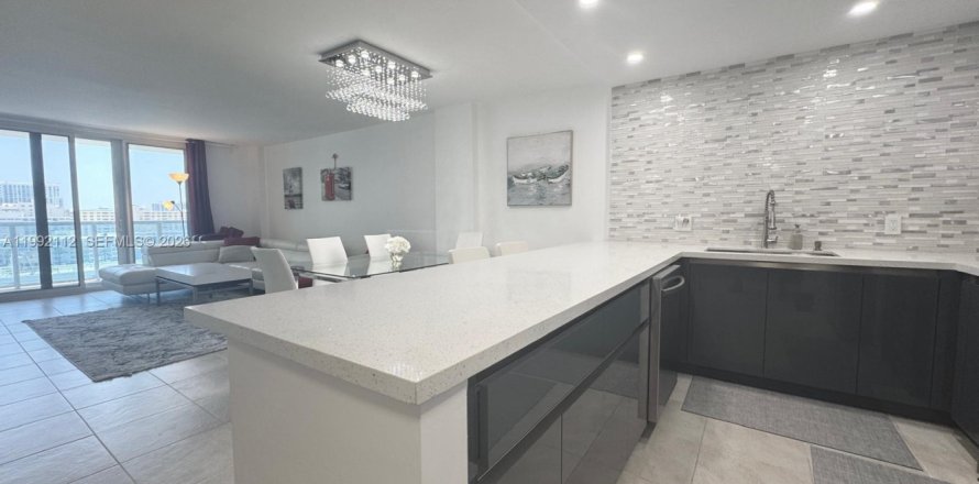 Condominio en Hollywood, Florida, 2 dormitorios № 2052654