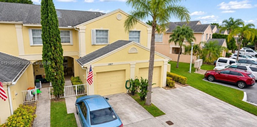 Adosado en Miami, Florida 3 dormitorios, 129.32 m2 № 2434221