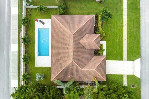 House in Wellington, Florida 4 bedrooms, 206.06 sq.m. № 1014233 - photo 1