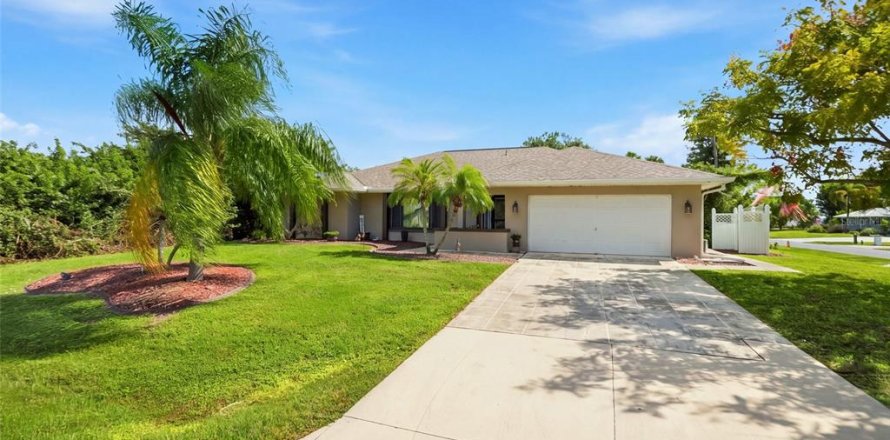 Villa ou maison à Port Charlotte, Floride 3 chambres, 184.13 m2 № 2428629