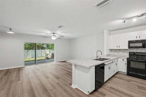 Townhouse in Gibsonton, Florida 3 bedrooms, 137.31 sq.m. № 2095198 - photo 7