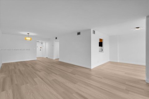 Copropriété à louer à Hallandale Beach, Floride: 1 chambre, 104.98 m2 № 1924240 - photo 4