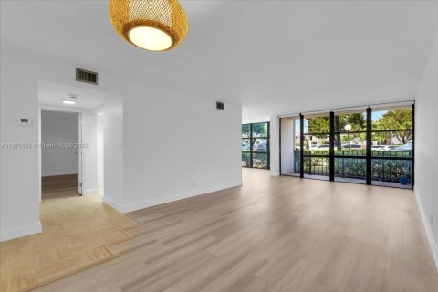 Copropriété à louer à Hallandale Beach, Floride: 1 chambre, 104.98 m2 № 1924240 - photo 2
