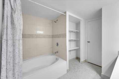 Copropriété à louer à Hallandale Beach, Floride: 1 chambre, 104.98 m2 № 1924240 - photo 11