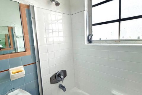 Condo in Miami Beach, Florida  № 1974520 - photo 18