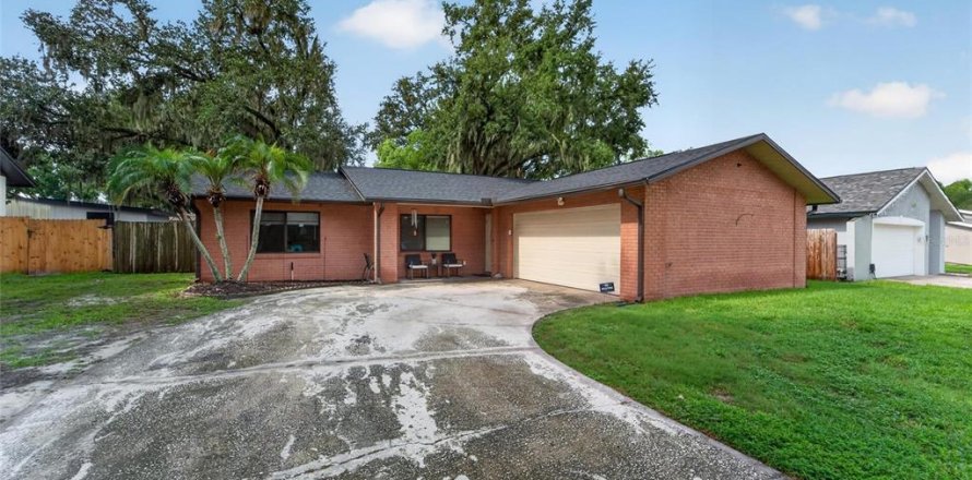 House in Brandon, Florida 4 bedrooms, 125.98 sq.m. № 2258565