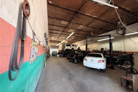 Купить коммерческую недвижимость в Норт-Майами-Бич, Флорида № 2052550 - фото 3