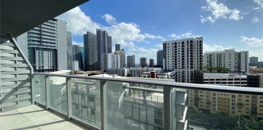 Condominio en Miami, Florida, 1 dormitorio  № 1980397