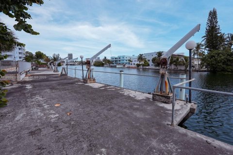 Copropriété à vendre à Miami Beach, Floride: 2 chambres, 96.8 m2 № 1980924 - photo 22