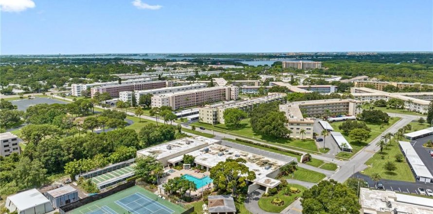 Condominio en Saint Petersburg, Florida, 2 dormitorios № 1917731
