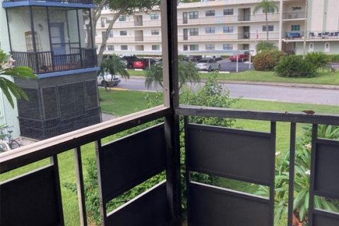 Condo in Saint Petersburg, Florida, 2 bedrooms  № 1917731 - photo 12