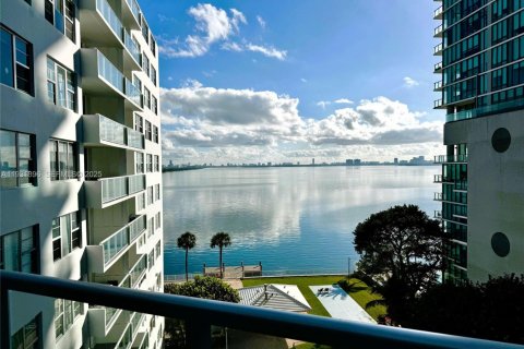 Condominio en alquiler en Miami, Florida, 1 dormitorio, 76.37 m2 № 1990922 - foto 1