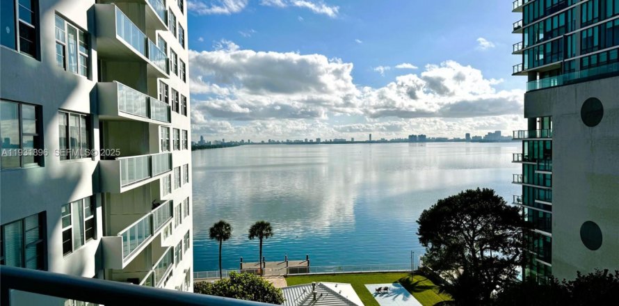 Condominio en Miami, Florida, 1 dormitorio  № 1990922