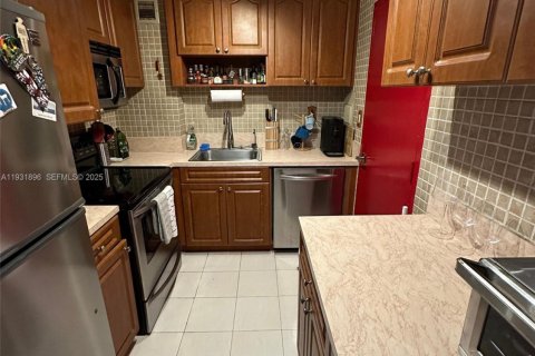 Condominio en alquiler en Miami, Florida, 1 dormitorio, 76.37 m2 № 1990922 - foto 6