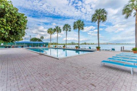 Condominio en alquiler en Miami, Florida, 1 dormitorio, 76.37 m2 № 1990922 - foto 9