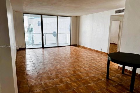 Condominio en alquiler en Miami, Florida, 1 dormitorio, 76.37 m2 № 1990922 - foto 3