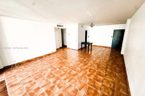 Condominio en alquiler en Miami, Florida, 1 dormitorio, 76.37 m2 № 1990922 - foto 4