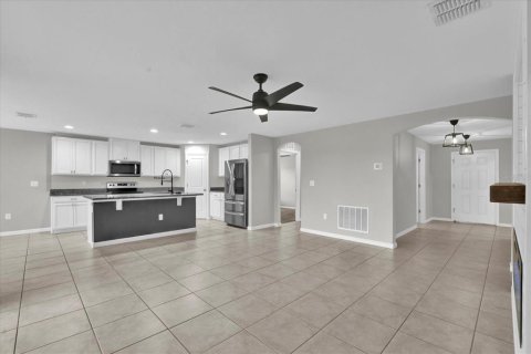 House in Haines City, Florida 4 bedrooms, 164.16 sq.m. № 2391227 - photo 4