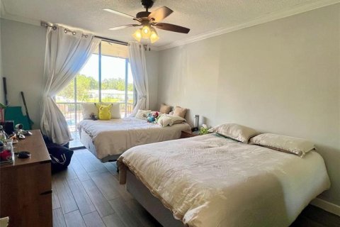 Condo in Hollywood, Florida, 2 bedrooms № 2193288 - photo 9
