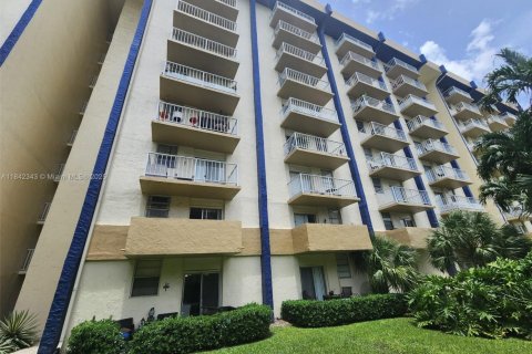 Condo in Miami, Florida, 1 bedroom  № 1834123 - photo 9