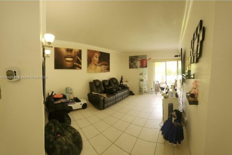 Condo in Miami, Florida, 1 bedroom  № 1834123 - photo 6