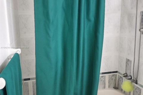 Condo in Miami, Florida, 1 bedroom  № 1834123 - photo 8