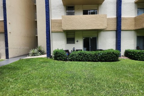 Condo in Miami, Florida, 1 bedroom  № 1834123 - photo 3