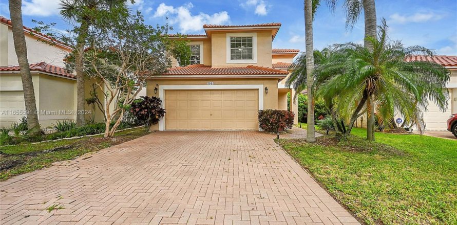House in Coral Springs, Florida 3 bedrooms, 163.51 sq.m. № 1775133