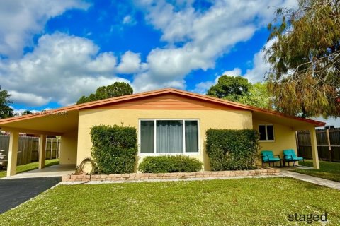 Casa en venta en Hollywood, Florida, 2 dormitorios, 102.19 m2 № 1992053 - foto 1