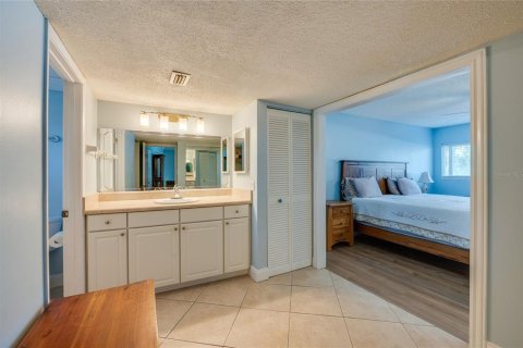Condo in Daytona Beach, Florida, 2 bedrooms № 2393588 - photo 16