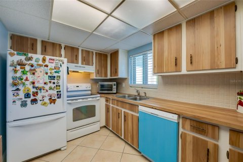 Condo in Daytona Beach, Florida, 2 bedrooms № 2393588 - photo 11