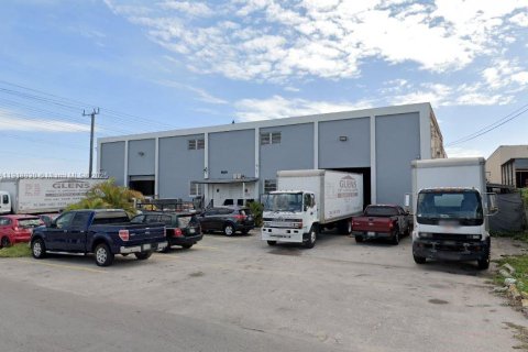 Commercial property in Doral, Florida № 2158558