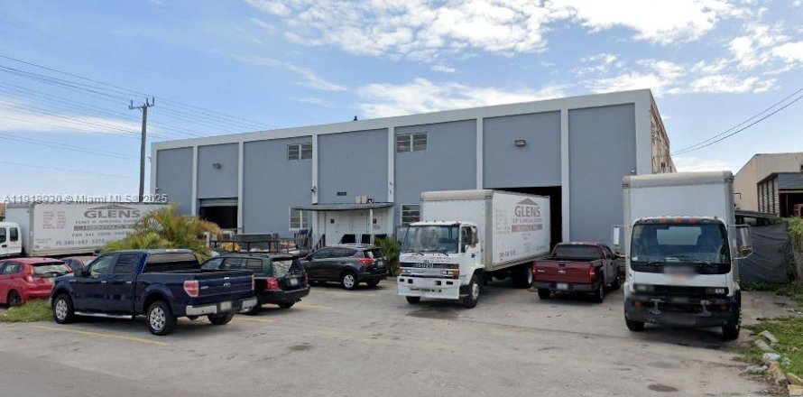 Commercial property in Doral, Florida № 2158558