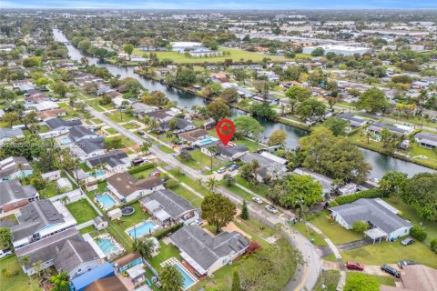 Villa ou maison à vendre à Cutler Bay, Floride: 4 chambres, 170.66 m2 № 2047371 - photo 23