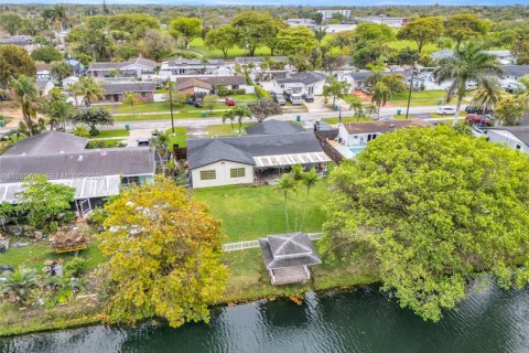 Villa ou maison à vendre à Cutler Bay, Floride: 4 chambres, 170.66 m2 № 2047371 - photo 2