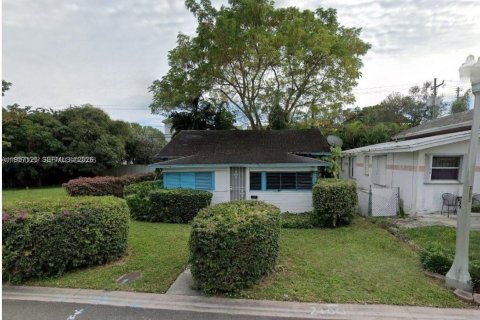 House in Coral Gables, Florida 2 bedrooms, 70.23 sq.m. № 2153527 - photo 1
