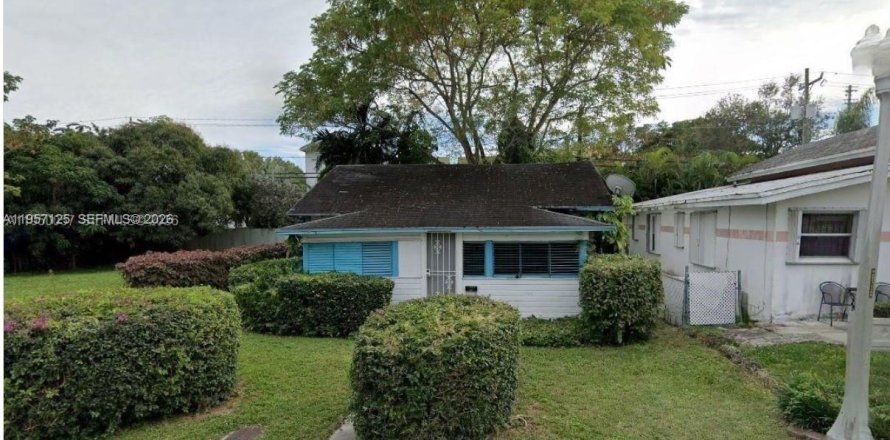 House in Coral Gables, Florida 2 bedrooms, 70.23 sq.m. № 2153527