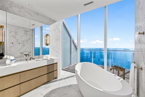 Condo in Fort Lauderdale, Florida, 4 bedrooms № 2246568 - photo 24